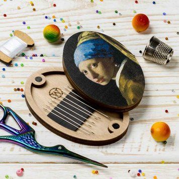 Magnetic Needle Case Oval &ndash; &ldquo;Girl with a Pearl Earring&rdquo; FLZB(N)-149