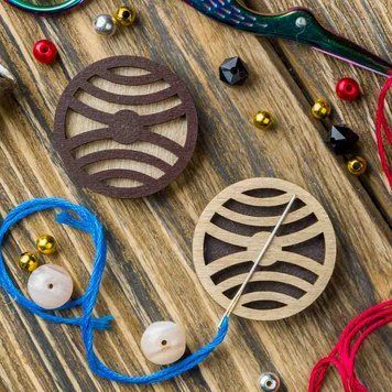 Needle Minder &ndash; &ldquo;Wooden, Double-Sided&rdquo; FLMH-039(W)