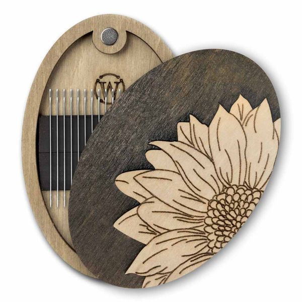 Magnetic Needle Case Oval &ndash; &ldquo;Daisy&rdquo; FLZB(N)-173