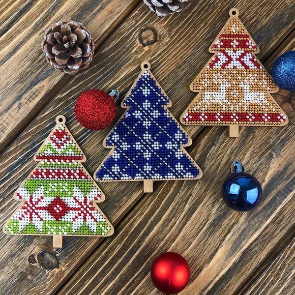 Wooden Bead Embroidery Kit &ndash; &ldquo;Christmas Ornament &ndash; Tree&rdquo; FLK-157