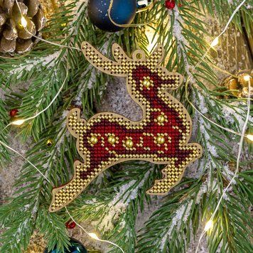 Wooden Bead Embroidery Kit &ndash; &ldquo;Christmas Ornament &ndash; Golden Motifs &ndash; Reindeer&rdquo; FLK-315