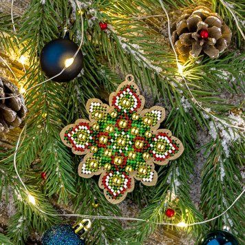 Wooden Bead Embroidery Kit &ndash; &ldquo;Christmas Ornament &ndash; Emerald Tale &ndash; Snowflake&rdquo; FLK-398