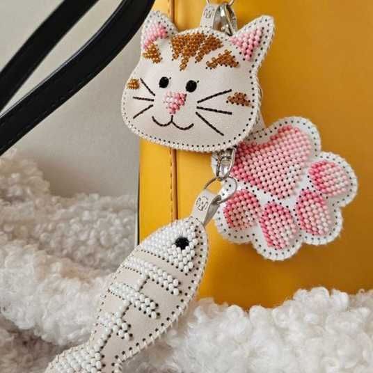 アクセサリー cat walk Faux Leather Bead Embroidery Kit – “Bag Charm Cat Joys” FLBB-179