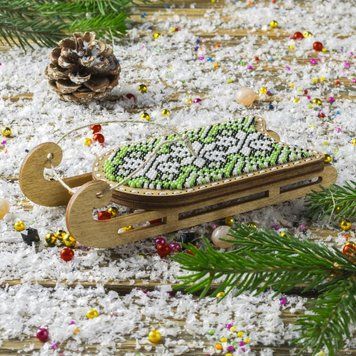 Wooden Bead Embroidery Kit &ndash; &ldquo;Sled Ornament &ndash; White and Green Pattern&rdquo; FLK-471