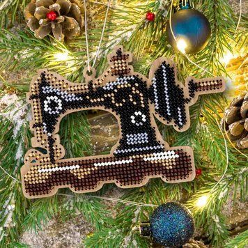 Wooden Bead Embroidery Kit &ndash; &ldquo;Christmas Ornament &ndash; Vintage Sewing Machine&rdquo; FLK-515