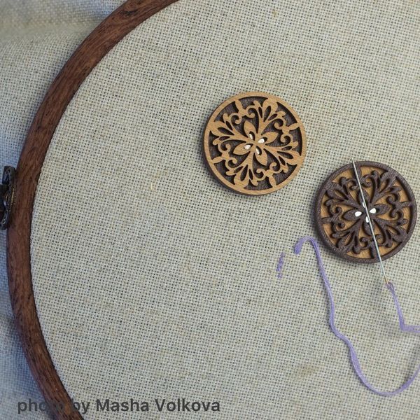 Needle Minder &ndash; &ldquo;Wooden, Double-Sided&rdquo; FLMH-037(W)